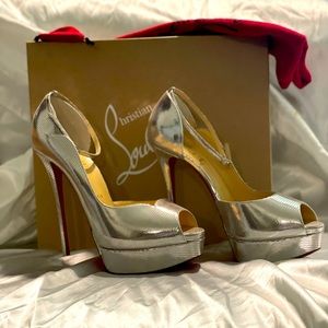 Round Chic Alta 150 calf laminato Dino nude/ silver brand new never worn size 42